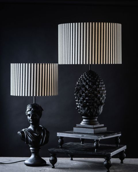 Lampefot Kira – Svart med Kongle Ø23x52 cm